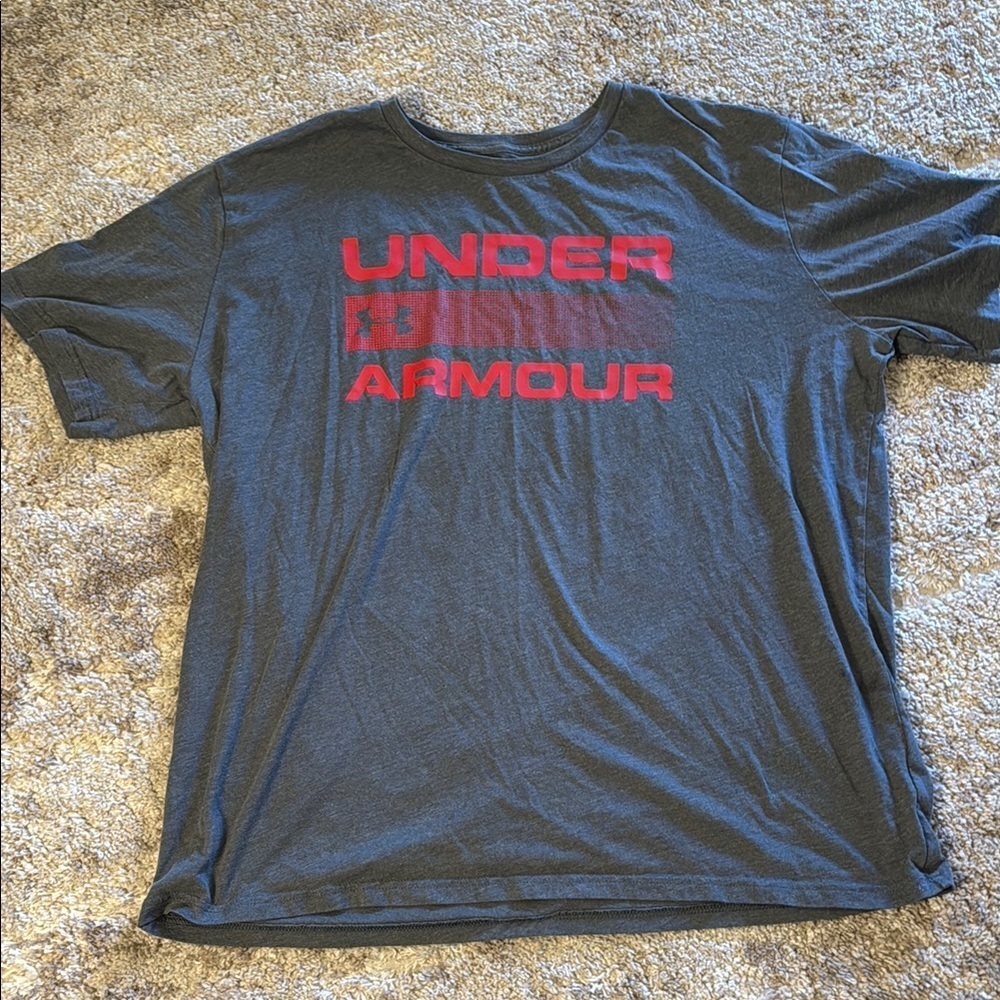 🍍Under Armour short sleeve T shirt🍍Sz XXL🍍pit to pit 23”🍍length 28”🍍